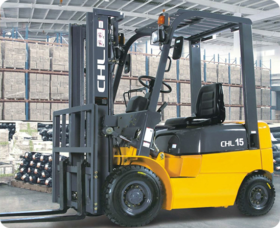 погрузчик в ангаре 2